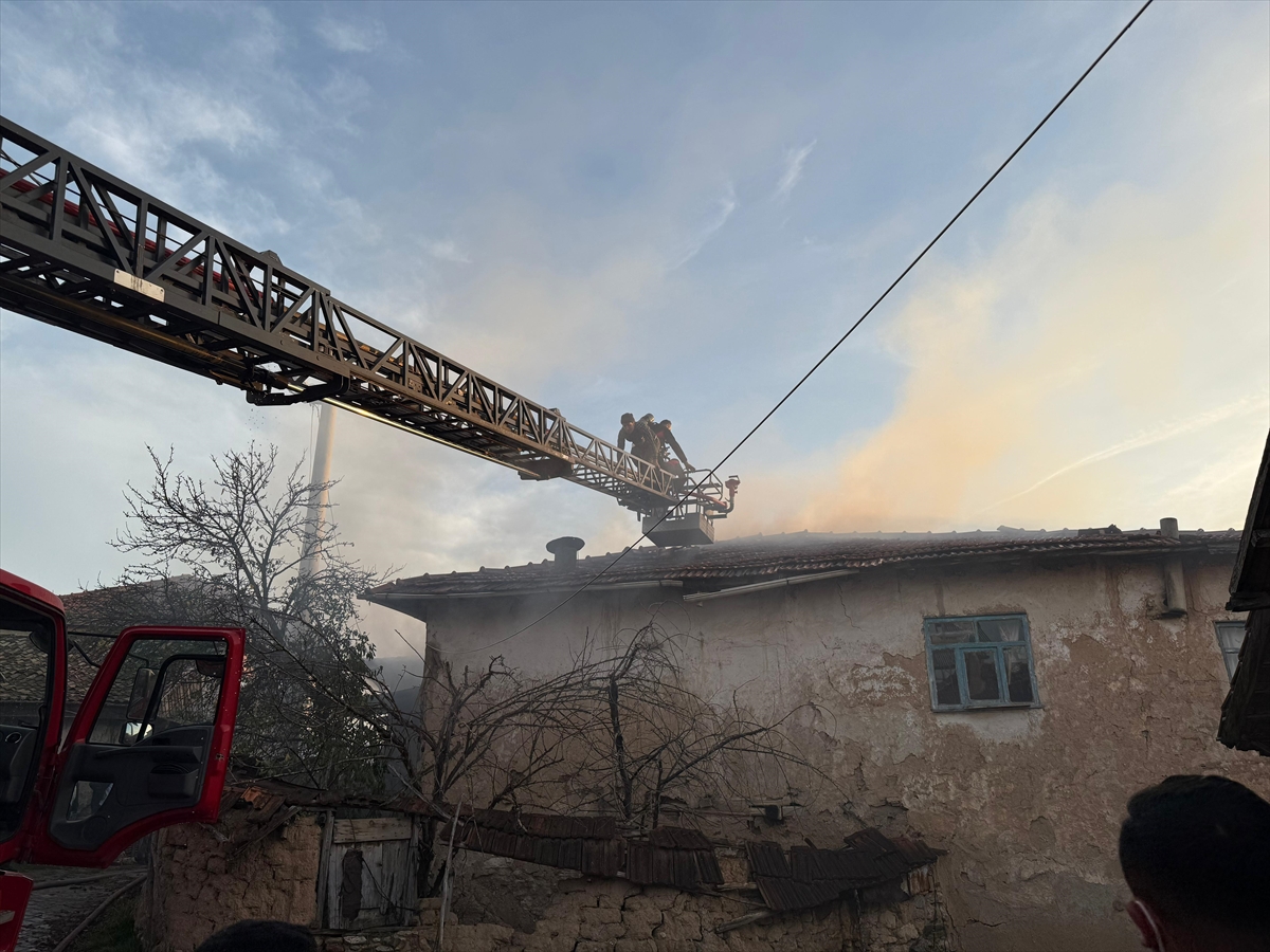 KÜTAHYA (AA) – Kütahya'nın Hisarcık ilçesinde, bir köyde çıkan yangında