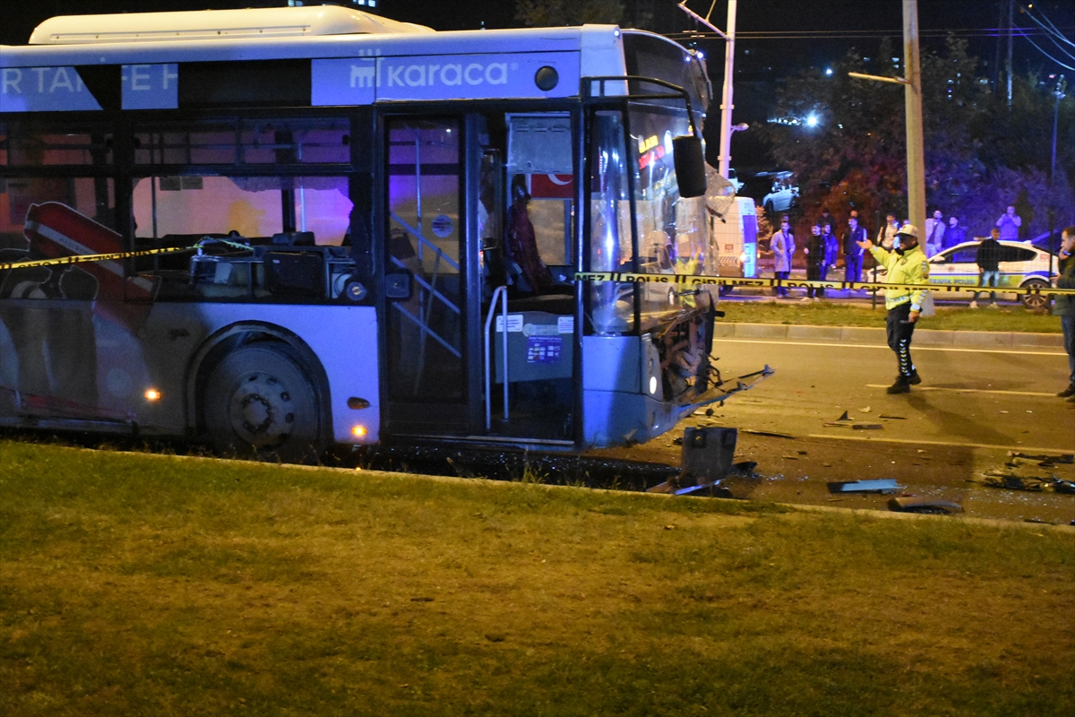 MALATYA (AA) – Malatya'da otomobil, tır ve belediye otobüsünün karıştığı