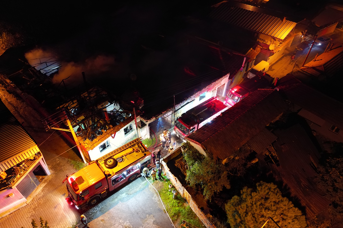 MANİSA (AA) – Manisa'nın Turgutlu ilçesinde çıkan yangında iki evde