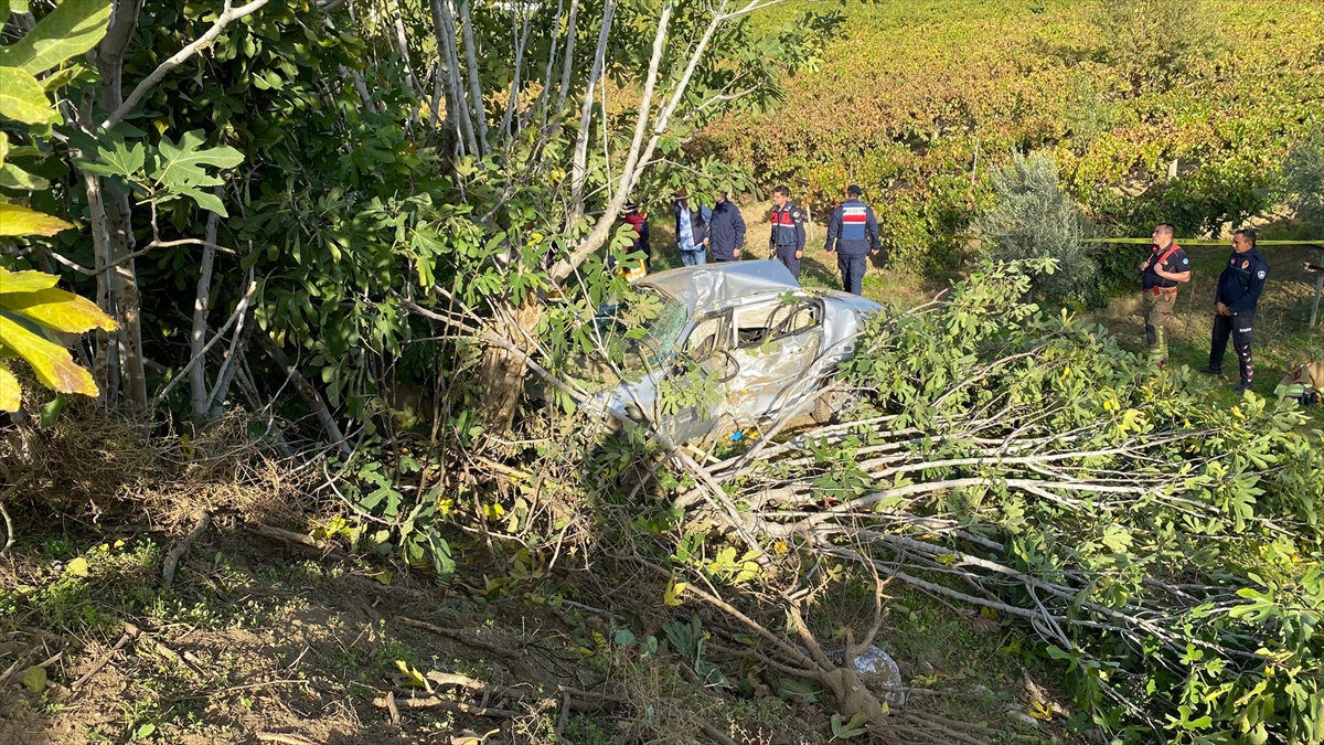 MANİSA (AA) – Manisa'nın Sarıgöl ilçesinde devrilen otomobilin sürücüsü hayatını