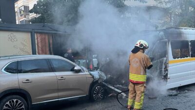 - Araçtaki yangın cep telefonu kamerasıyla kaydedildi