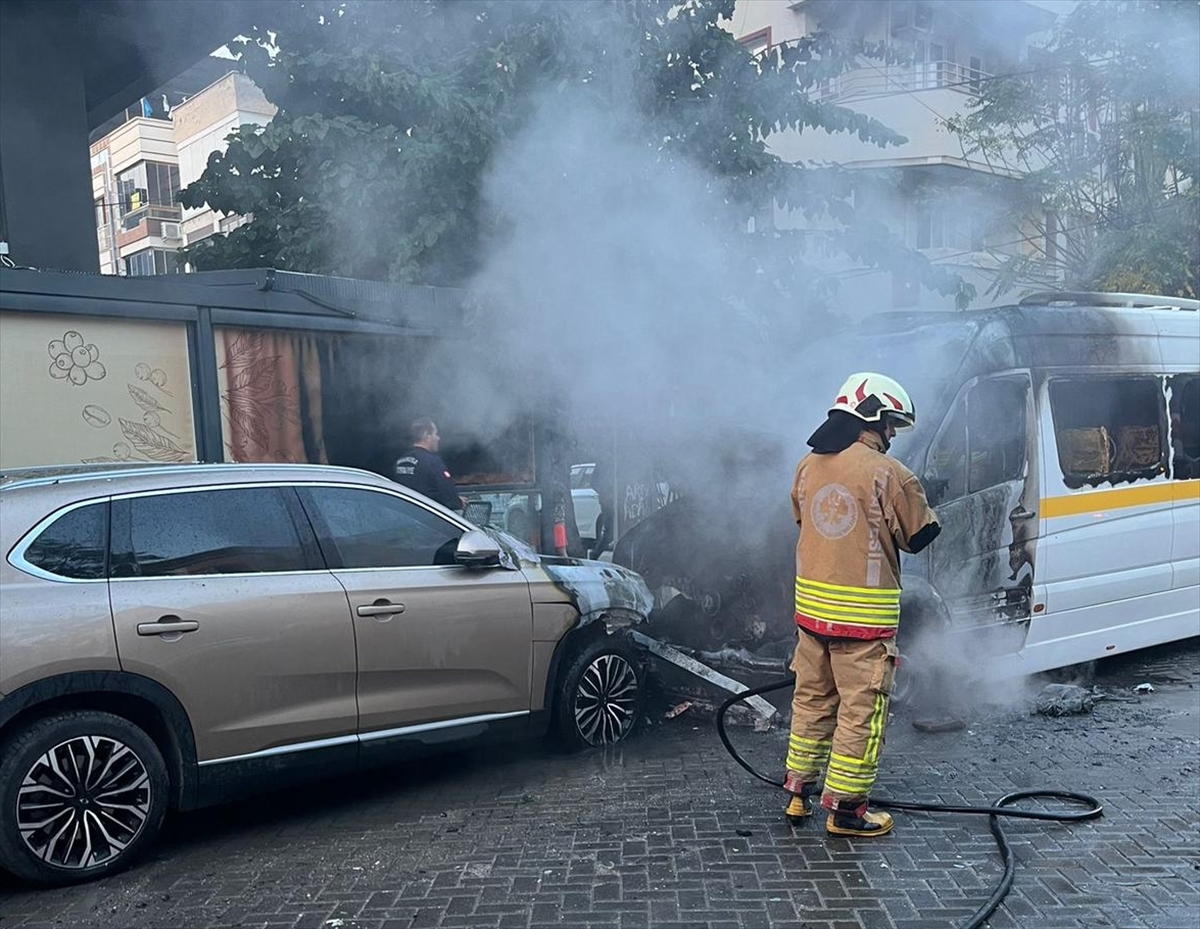 - Araçtaki yangın cep telefonu kamerasıyla kaydedildi
