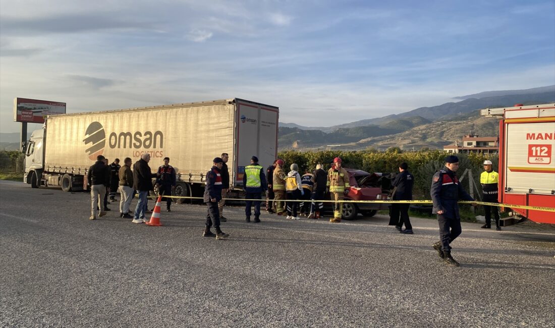 MANİSA (AA) – Manisa'nın Alaşehir ilçesinde, emniyet şeridinde park halindeki