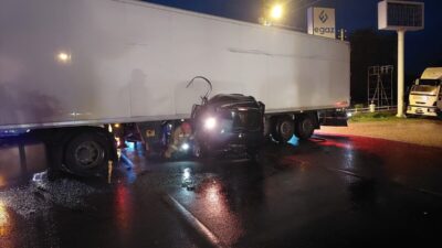 MANİSA (AA) – Manisa'nın Akhisar ilçesinde tıra çarpan otomobilin sürücüsü