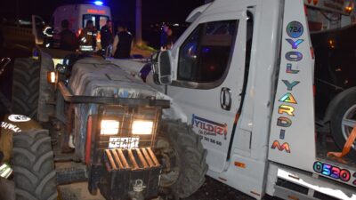 MANİSA (AA) – Manisa'nın Turgutlu ilçesinde traktör ile çekici kamyonetin