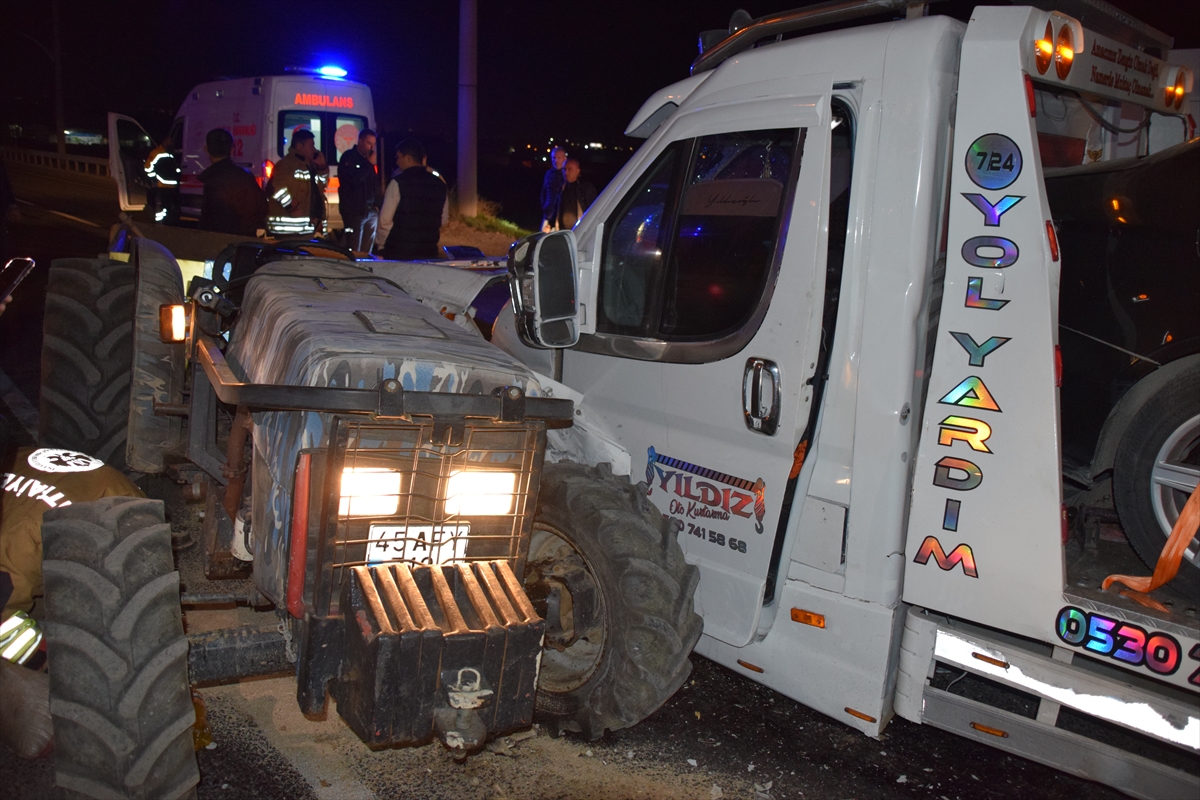 MANİSA (AA) – Manisa'nın Turgutlu ilçesinde traktör ile çekici kamyonetin