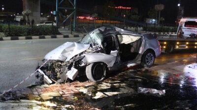 MANİSA (AA) – Manisa'nın Yunusemre ilçesinde otomobilin üst geçidin ayağına