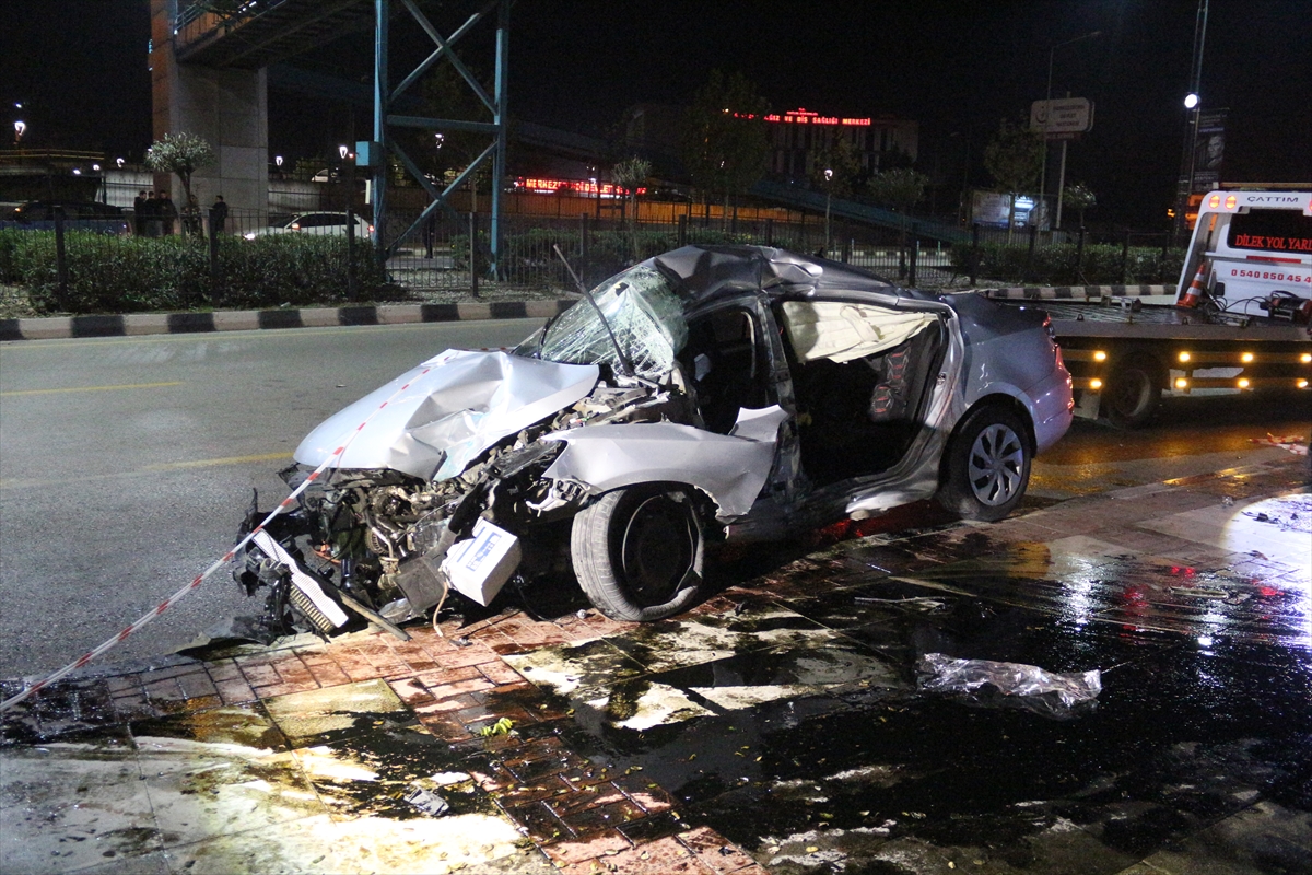 MANİSA (AA) – Manisa'nın Yunusemre ilçesinde otomobilin üst geçidin ayağına