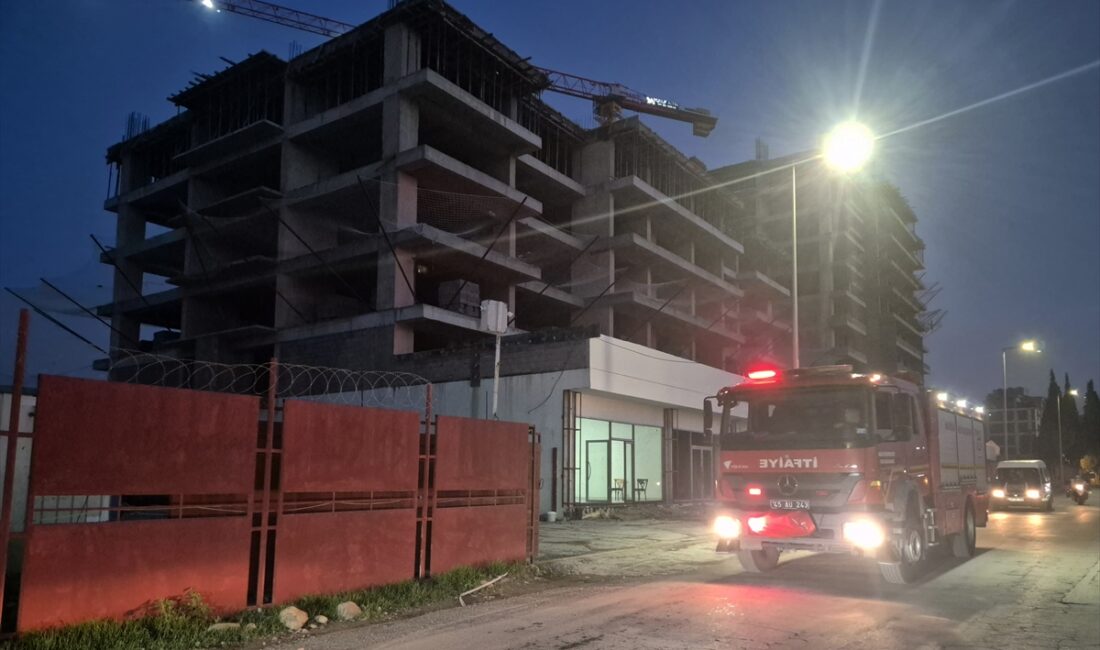 MANİSA (AA) – Manisa'nın Turgutlu ilçesindeki bir inşaatta üzerine çelik