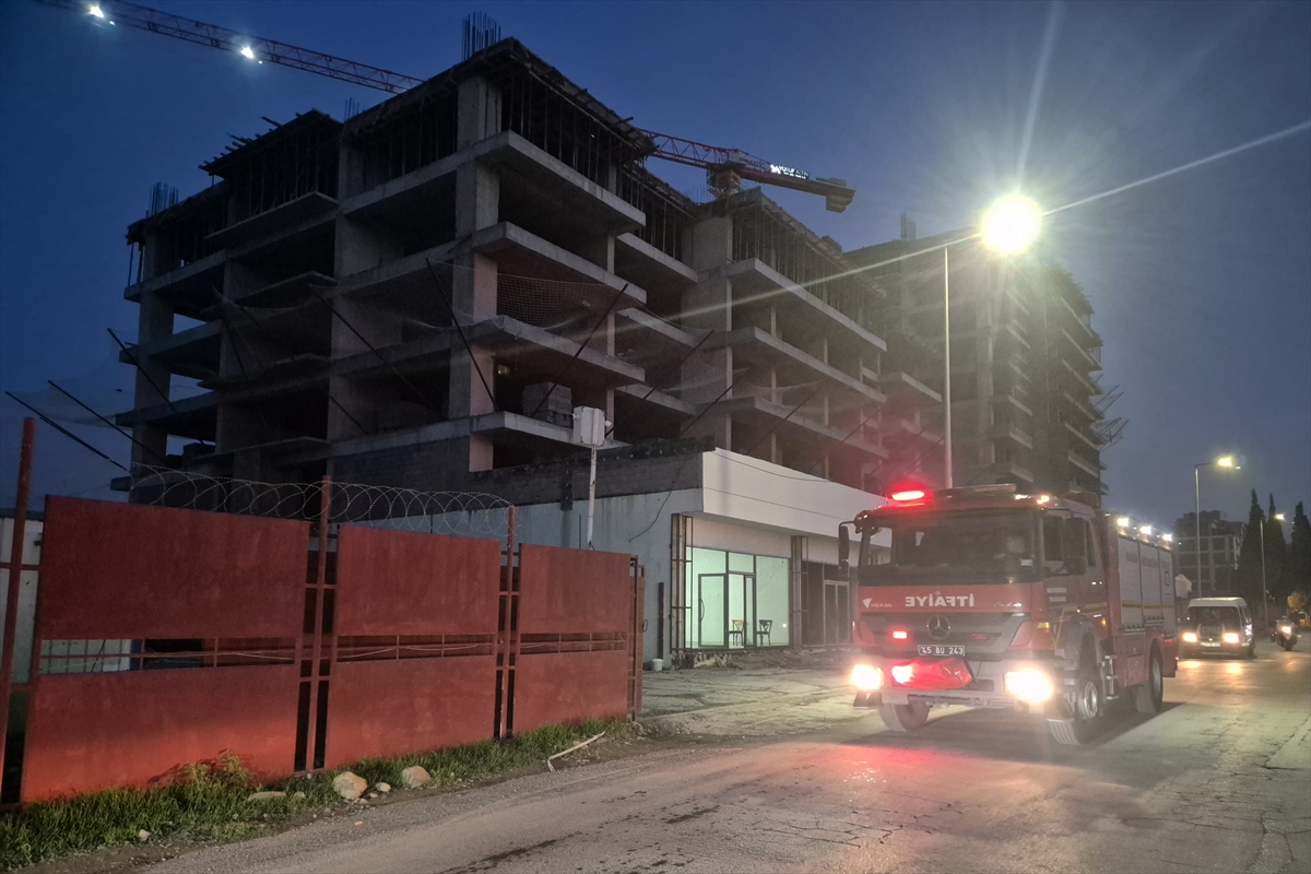 MANİSA (AA) – Manisa'nın Turgutlu ilçesindeki bir inşaatta üzerine çelik