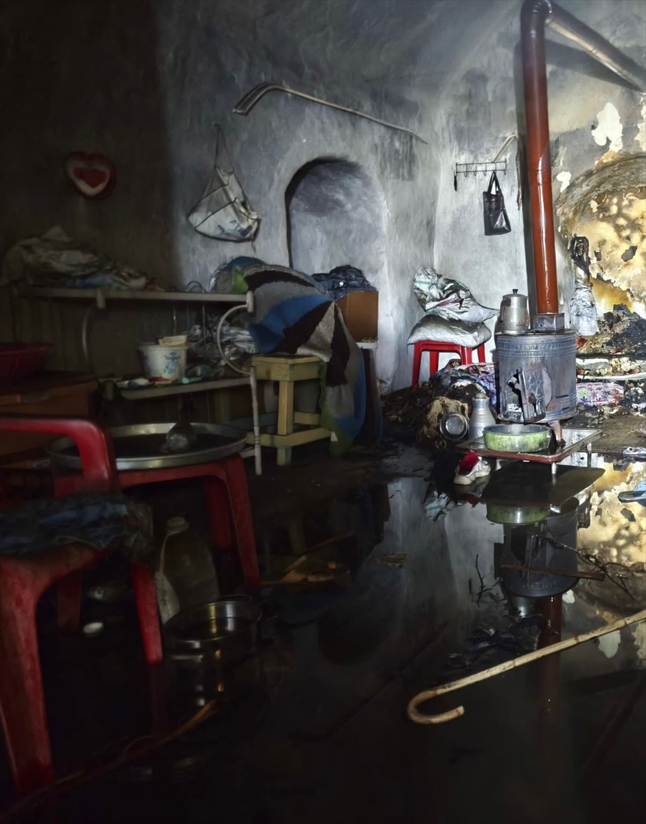 MARDİN (AA) – Mardin'in Ömerli ilçesinde bir evde çıkan yangında