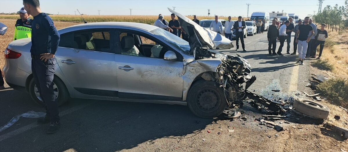 MARDİN (AA) – Mardin'in Kızıltepe ilçesinde, iki otomobilin çarpıştığı kazada,