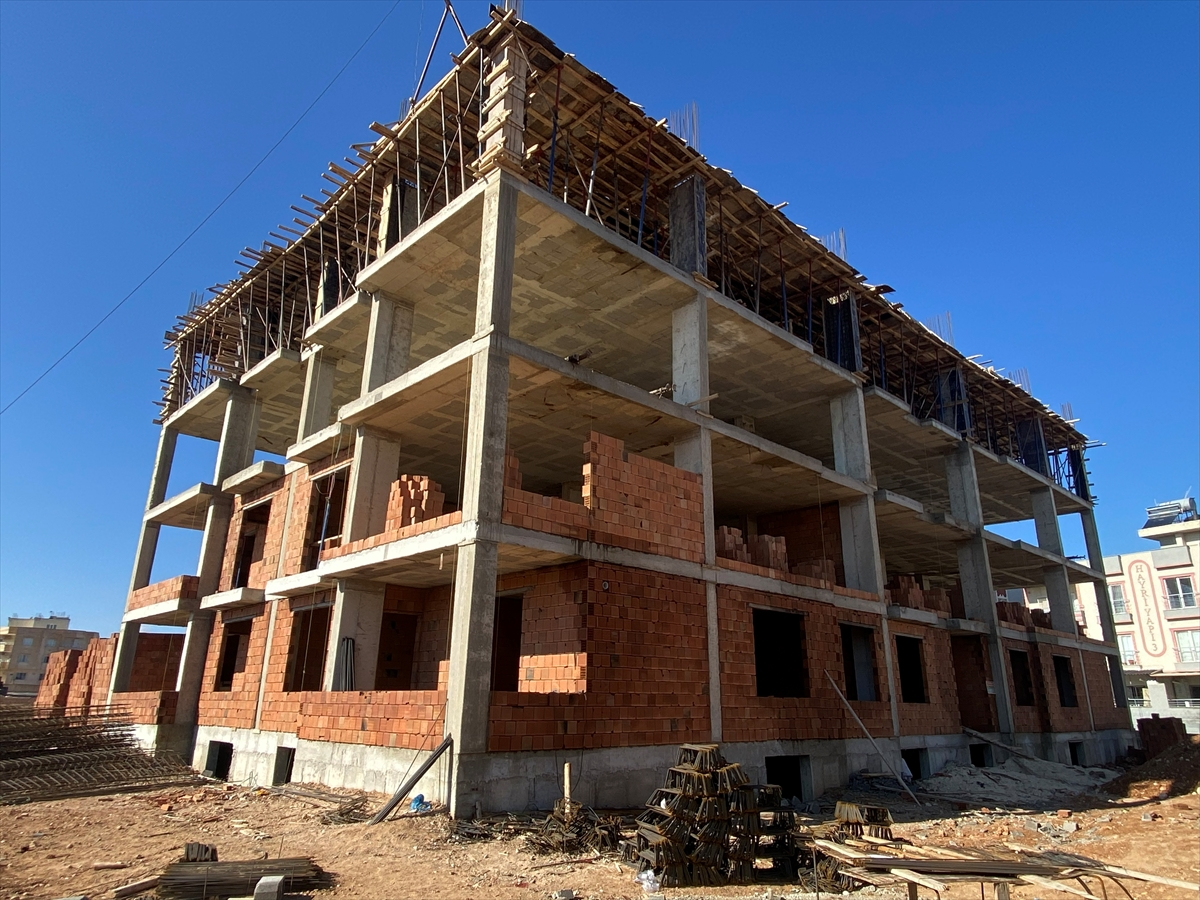 MARDİN (AA) – Mardin'in Midyat ilçesinde inşaattan düşen işçi yaşamını