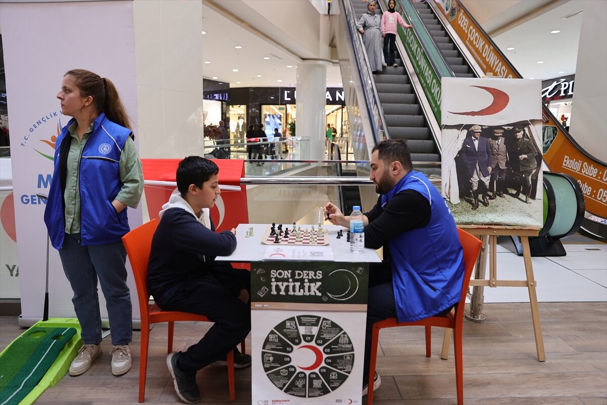 MARDİN (AA) – Mardin'in Artuklu ilçesinde Kızılay Haftası dolayısıyla bir