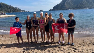 MUĞLA (AA) – Muğla'nın Marmaris ilçesinde vatandaşlar, Türkiye Cumhuriyeti'nin kurucusu