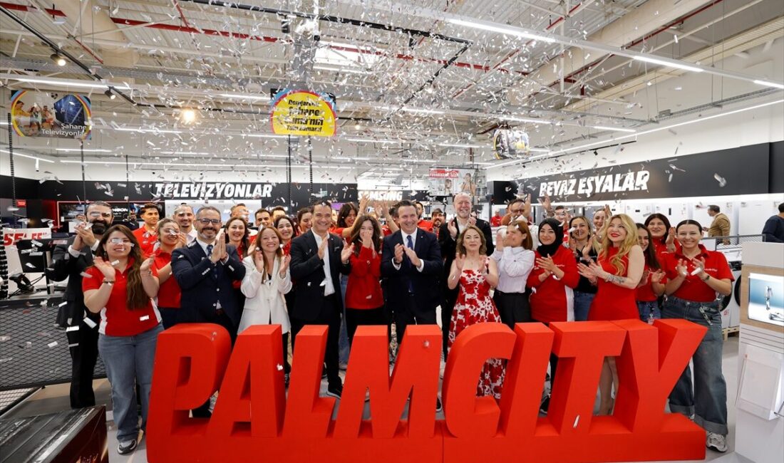 - MediaMarkt Türkiye CEO'su Hulusi Acar:
- "En büyük hedefimiz, müşterilerimizin