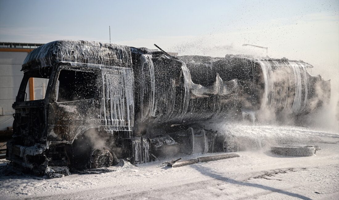 MERSİN (AA) – Mersin'in Akdeniz ilçesinde akaryakıt yüklü tankerde çıkan