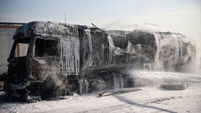 MERSİN (AA) – Mersin'in Akdeniz ilçesinde akaryakıt yüklü tankerde çıkan