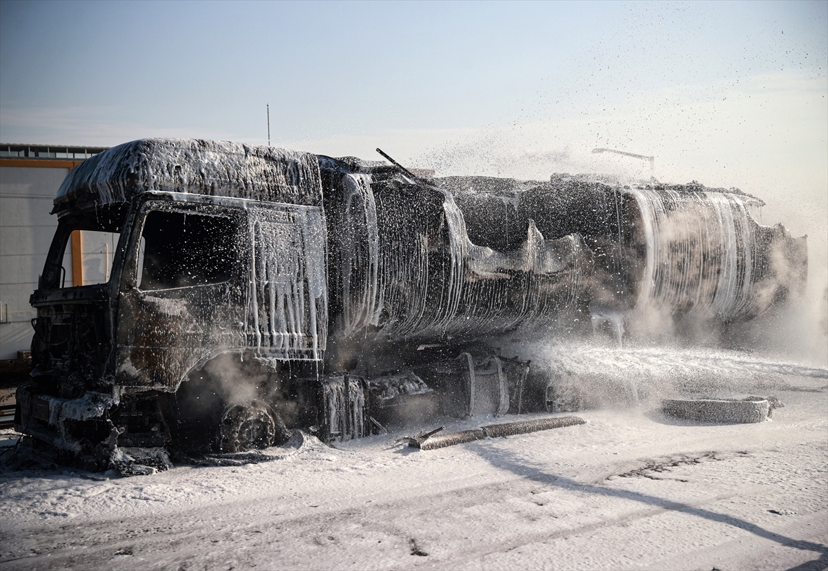 MERSİN (AA) – Mersin'in Akdeniz ilçesinde akaryakıt yüklü tankerde çıkan
