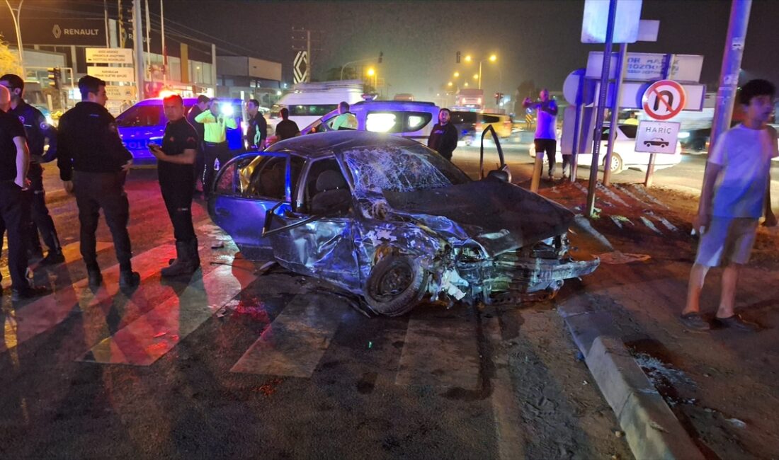 MERSİN (AA) – Mersin'in Tarsus ilçesinde minibüs ile otomobilin çarpışması