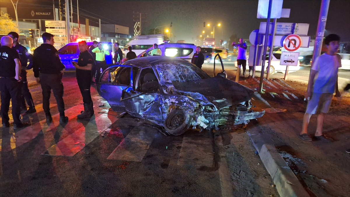 MERSİN (AA) – Mersin'in Tarsus ilçesinde minibüs ile otomobilin çarpışması