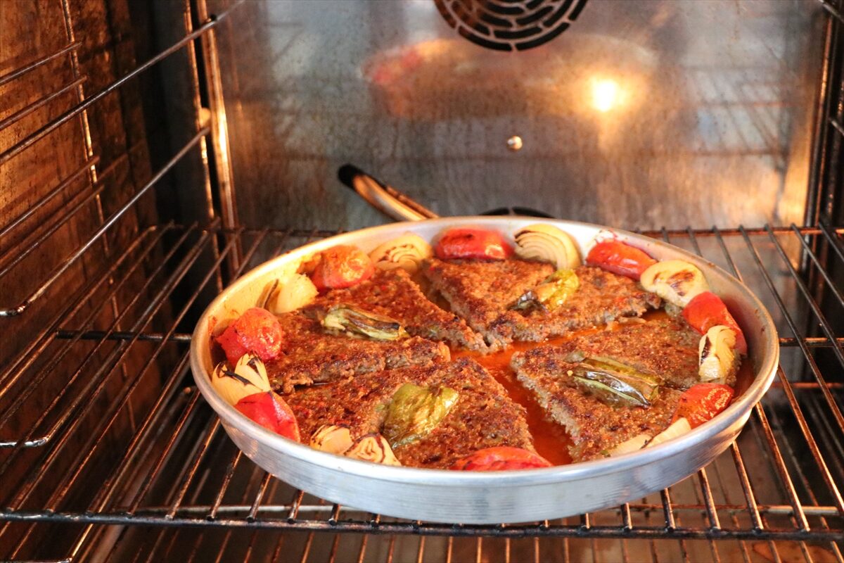 - Kilis'te mezun olduğu okula öğretmen olarak dönen Abdülmecit Aydemir,