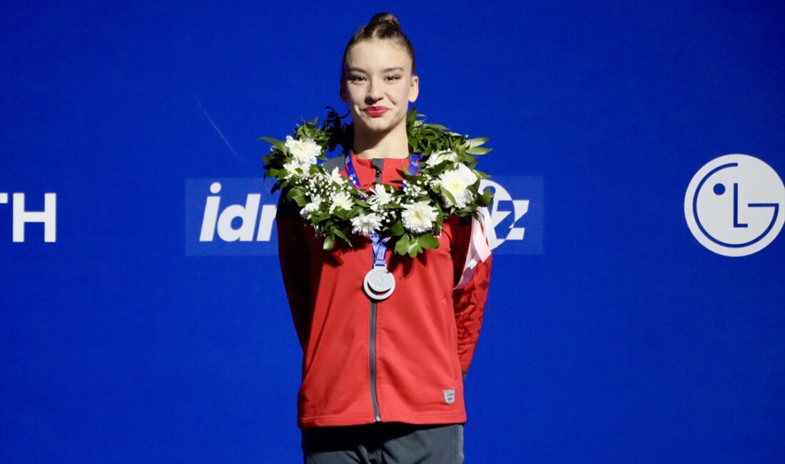 - Ayşe Begüm Onbaşı, tek kadınlar kategorisinde gümüş, çiftlerde de