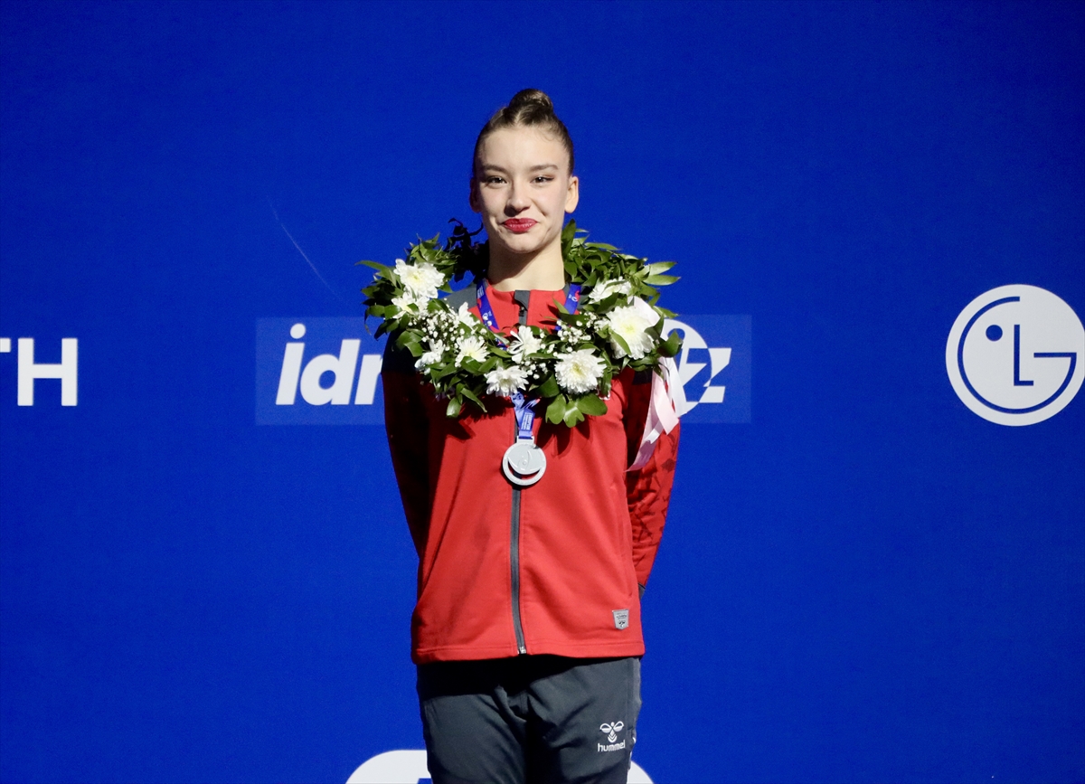 - Ayşe Begüm Onbaşı, tek kadınlar kategorisinde gümüş, çiftlerde de