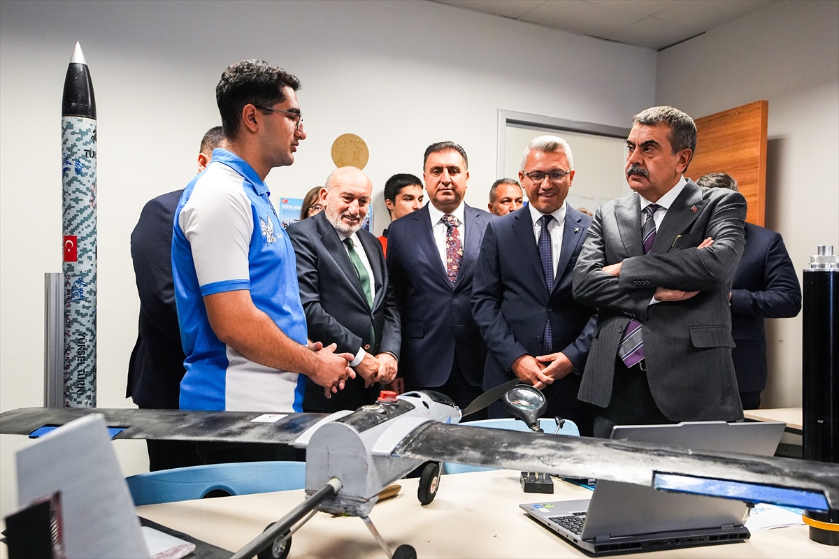 İSTANBUL (AA) – Milli Eğitim Bakanı Yusuf Tekin, İstanbul Havalimanı