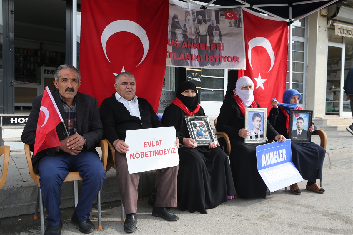 MUŞ (AA) – Muş'ta çocukları terör örgütü PKK tarafından kaçırılan