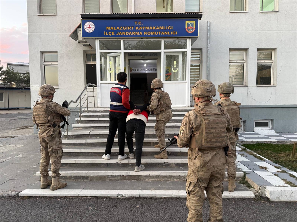 MUŞ (AA) – Muş'un Malazgirt ilçesinde kardeşini silahla öldüren şüpheli,