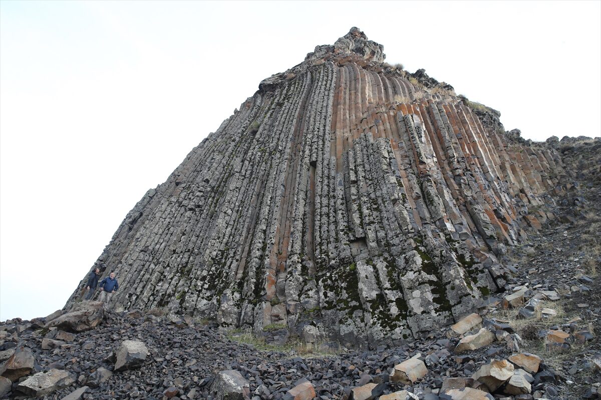 - Kaynarca Deresi Vadisi'nde 35, 40 metre yüksekliğindeki bazalt sütunlarının