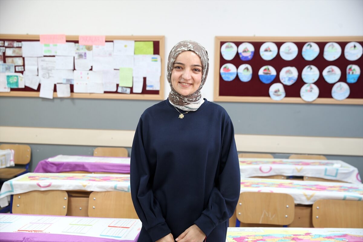 - Kent merkezinde bulunan Vali Adil Yazar İlkokulundaki öğretmen ve