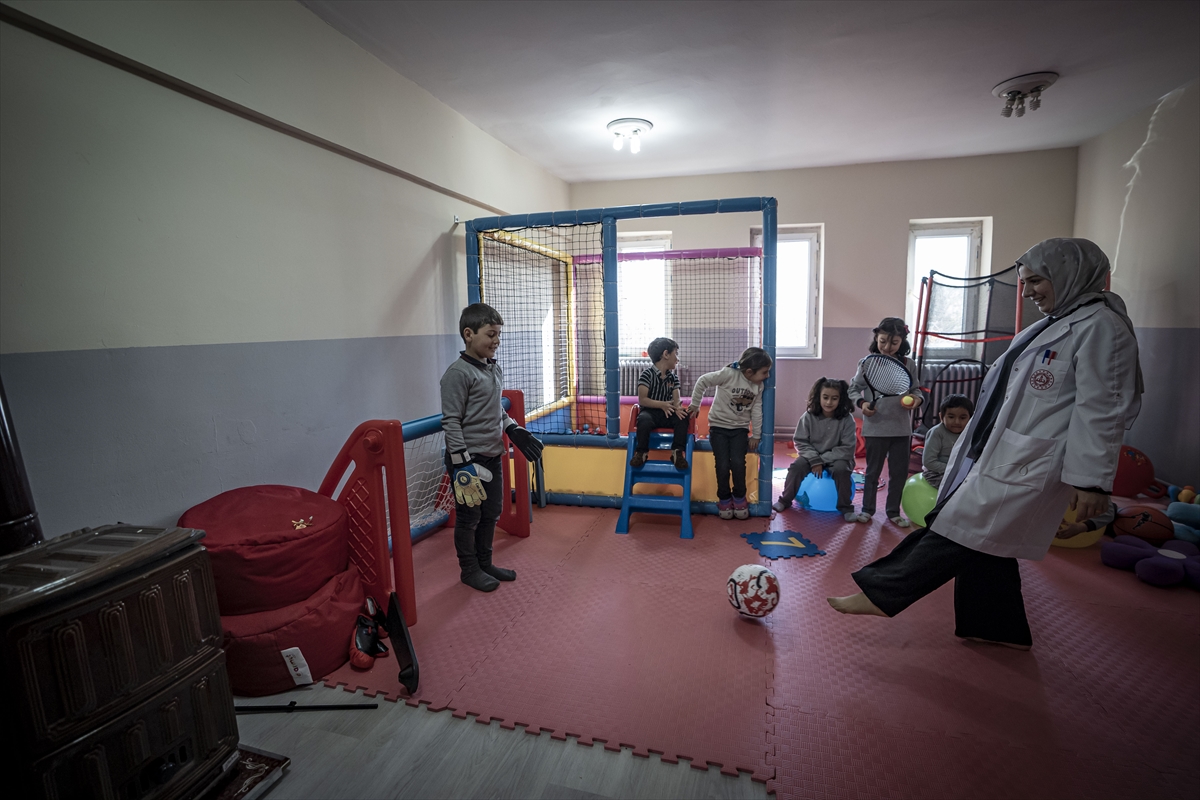 - Erzurum'un Pasinler ilçesindeki Porsuk İlkokulu'na gönüllü giden Nagehan Orak