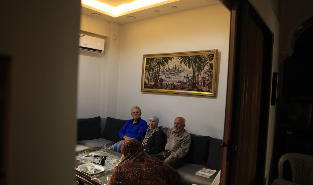 - Nekbe şahidi Hadra Muhammed:
- "İngilizler Yahudileri kamplara yerleştirip askeri