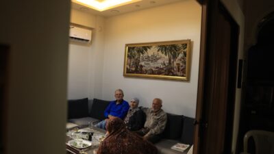 - Nekbe şahidi Hadra Muhammed:
- "İngilizler Yahudileri kamplara yerleştirip askeri