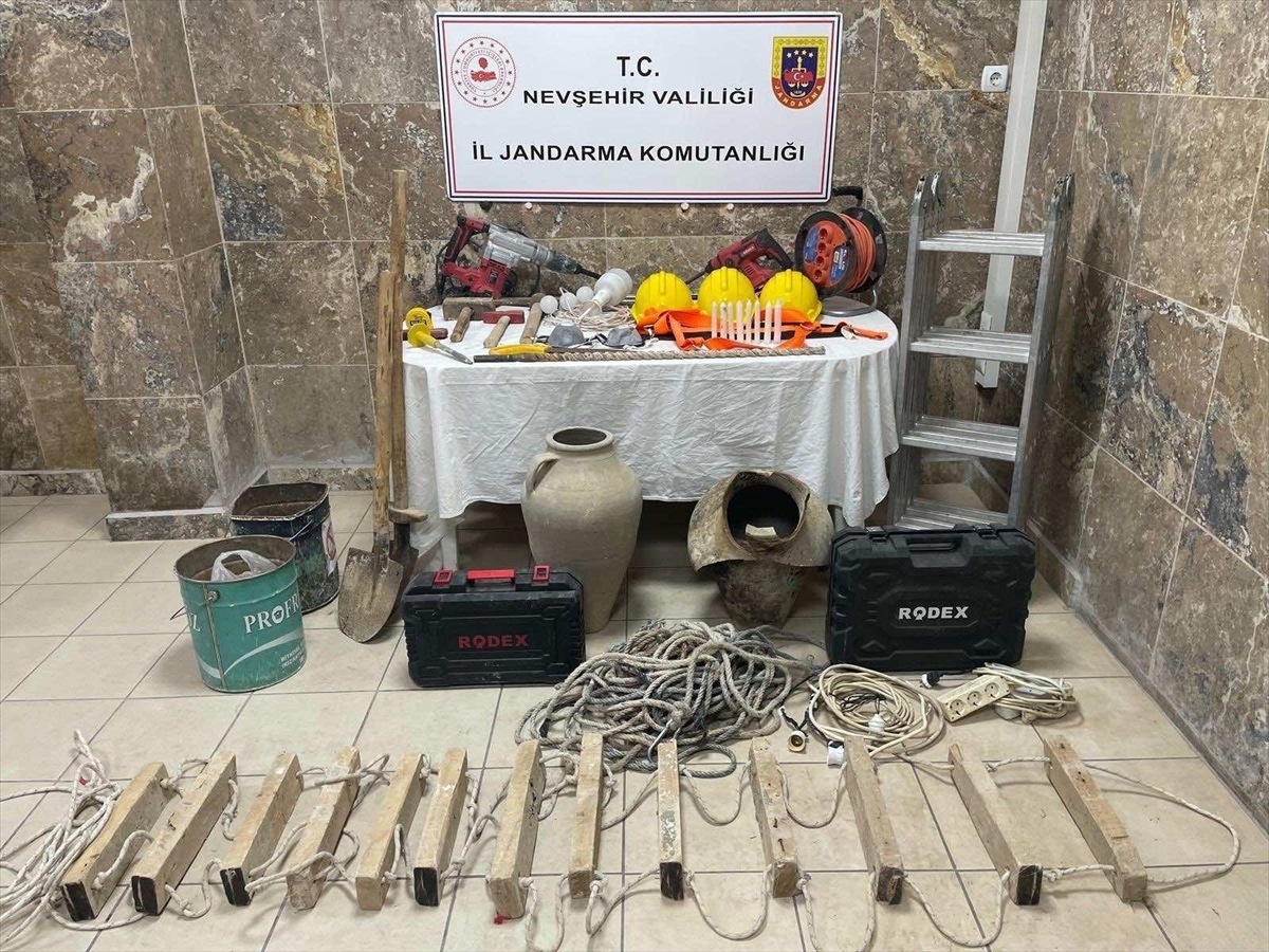 NEVŞEHİR (AA) – Nevşehir'in Ürgüp ilçesinde kaçak kazı yapan 3