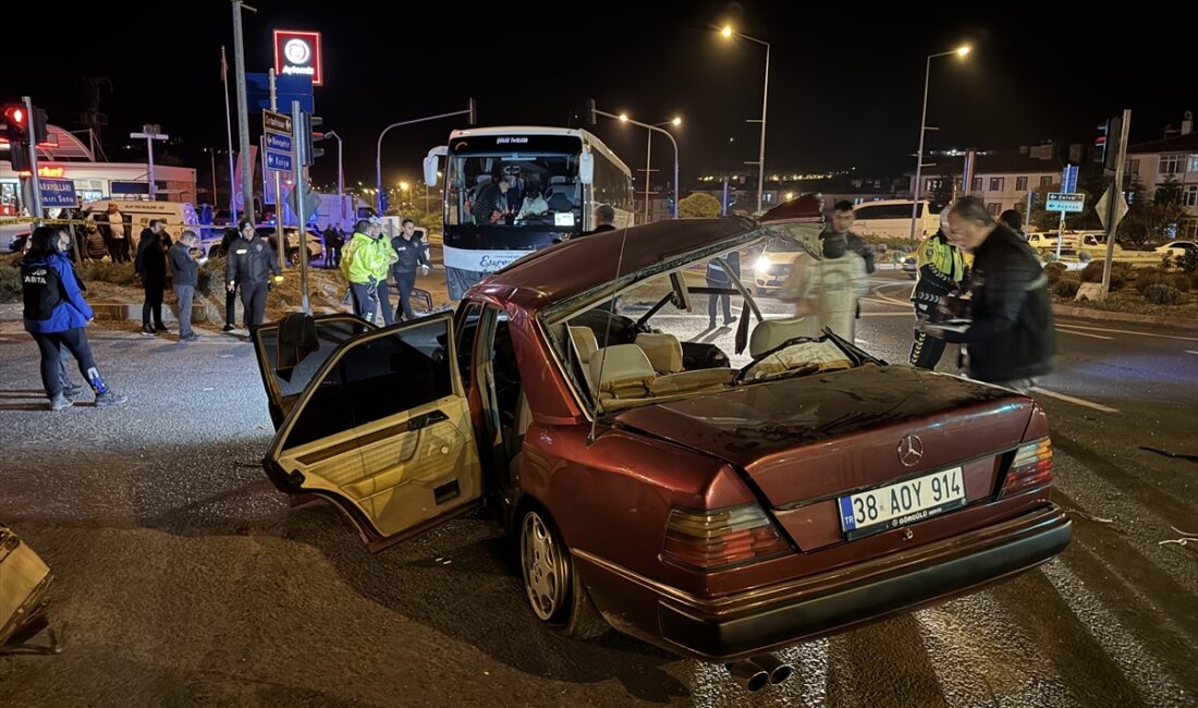 NEVŞEHİR (AA) – Nevşehir'in Ürgüp ilçesinde yabancı turistleri taşıyan tur