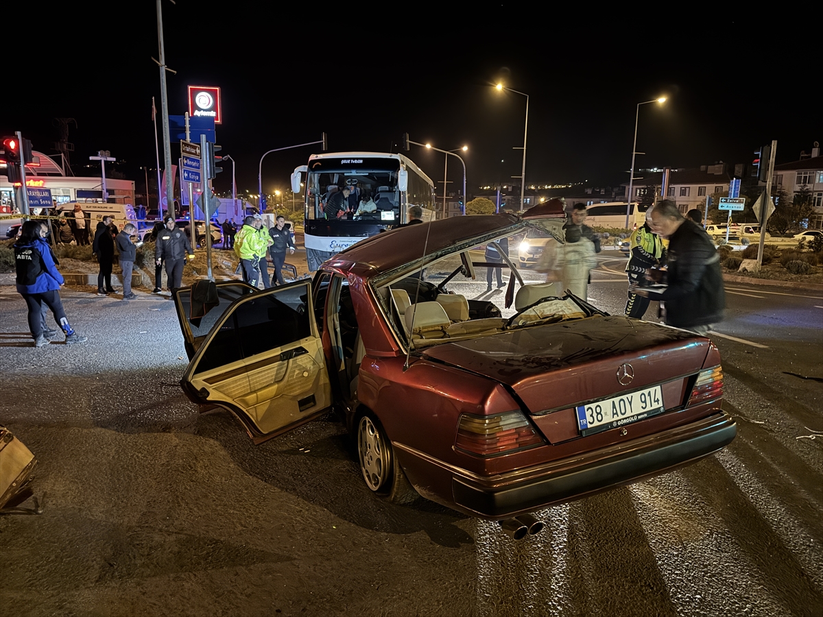 NEVŞEHİR (AA) – Nevşehir'in Ürgüp ilçesinde yabancı turistleri taşıyan tur
