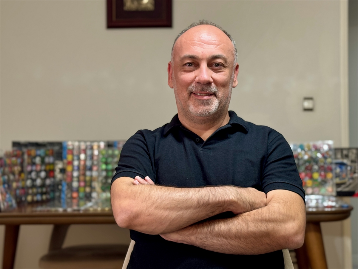 - Aldığı gazoz ve soda şişelerinin kapaklarını oğluyla oynamak için