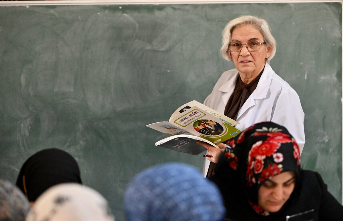 - Düzce'de emekli öğretmen Nihal Altındağ, müdürlüğünü yaptığı vakıf bünyesinde