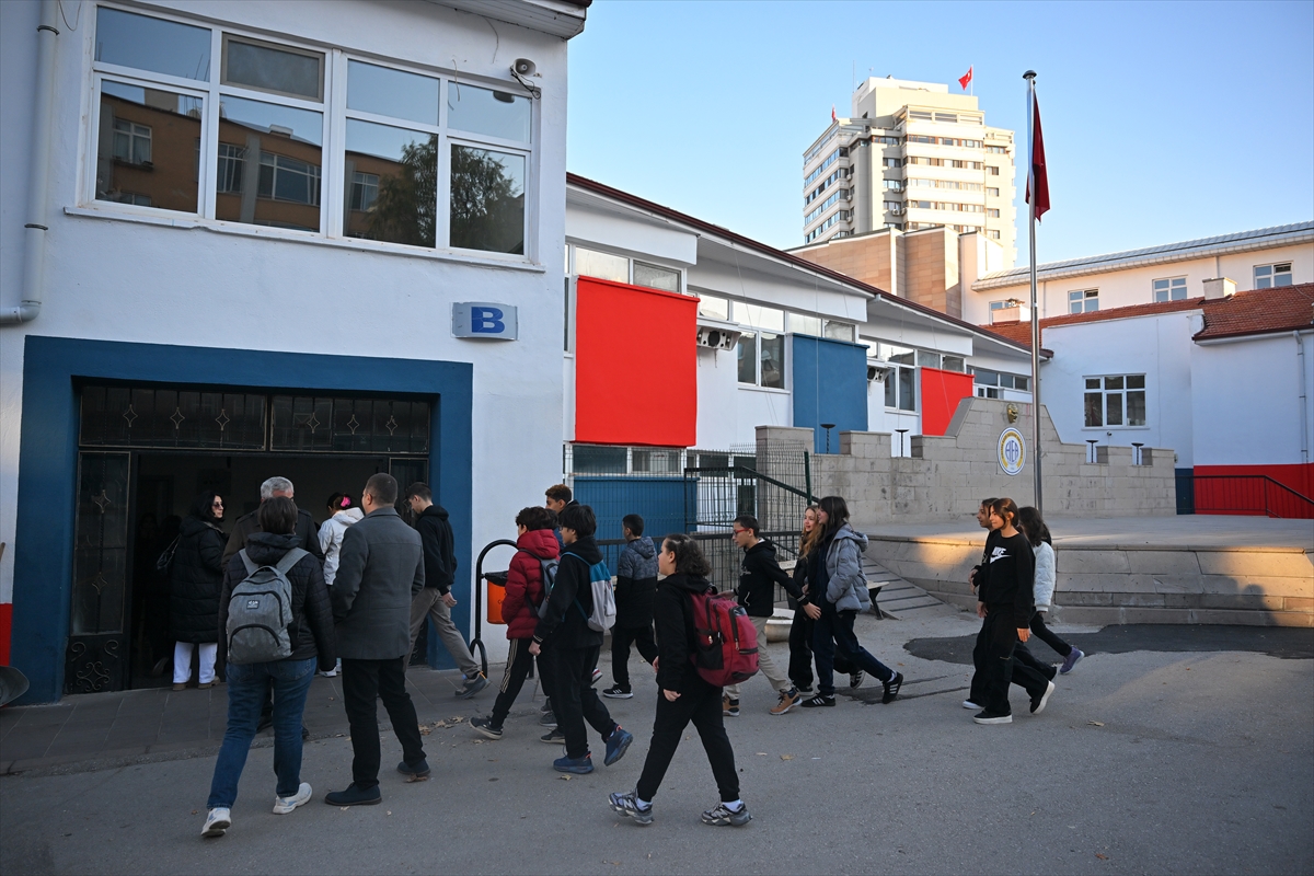 - MEB'e bağlı ilk ve ortaöğretim kurumlarındaki yaklaşık 18 milyon