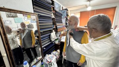 - Zonguldak'ta 70 yıldır terzilik yapan 83 yaşındaki İsmail Gürsoy:
-