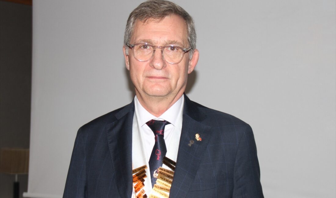 - Türk Ortopedi ve Travmatoloji Birliği Derneği Yönetim Kurulu Üyesi