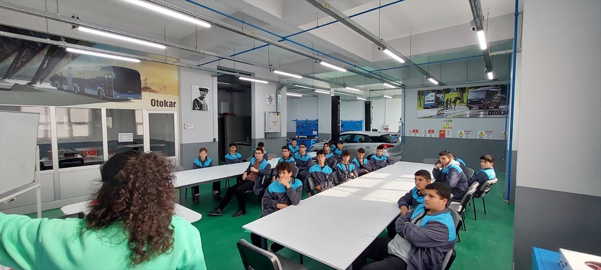 SAKARYA (AA) – Otokar, elektrikli otomobil sektöründe lise öğrencilerini yetiştirmek
