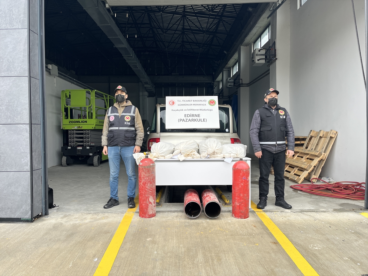 EDİRNE (AA) – Pazarkule Sınır Kapısı'nda bir otomobilin alt kısmı