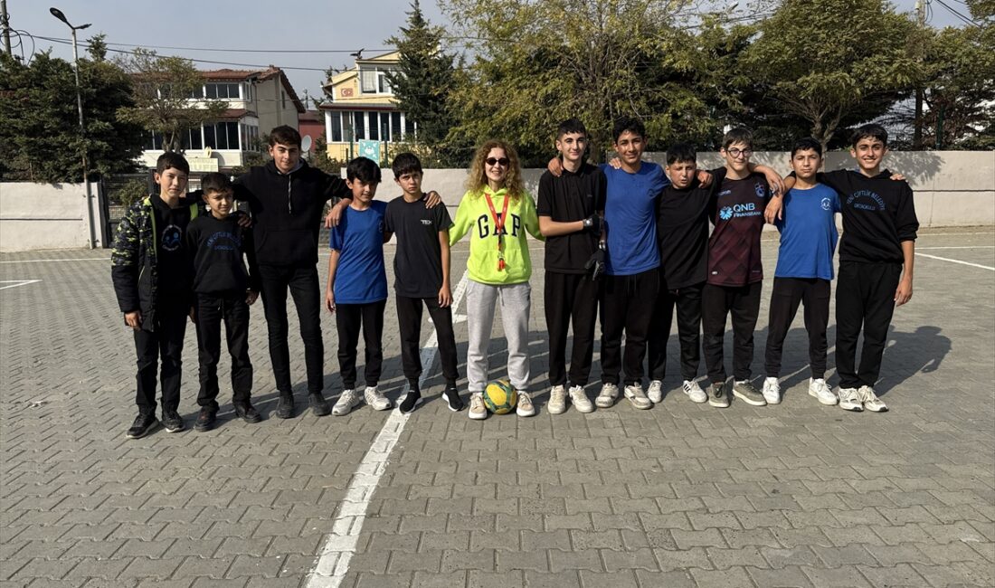 - Beden eğitimi öğretmeni Pelin Gül:
- "Aslında onlar da benim