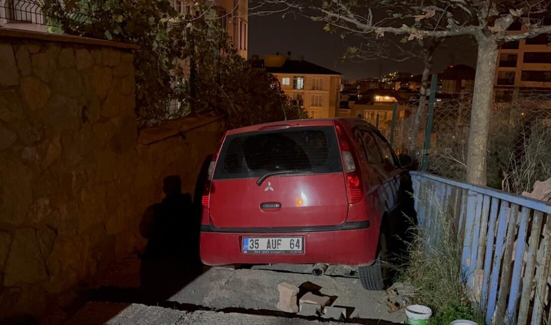 İSTANBUL (AA) – Pendik'te otomobiliyle girdiği çıkmaz sokakta merdivenlere çarparak