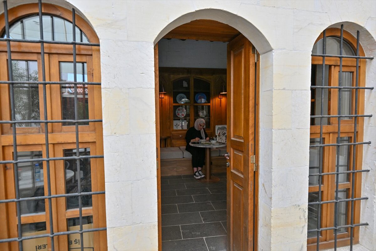 - Gaziantep'te belediye bünyesinde faaliyet gösteren restoranlarda kırılan tabaklar, Kayna