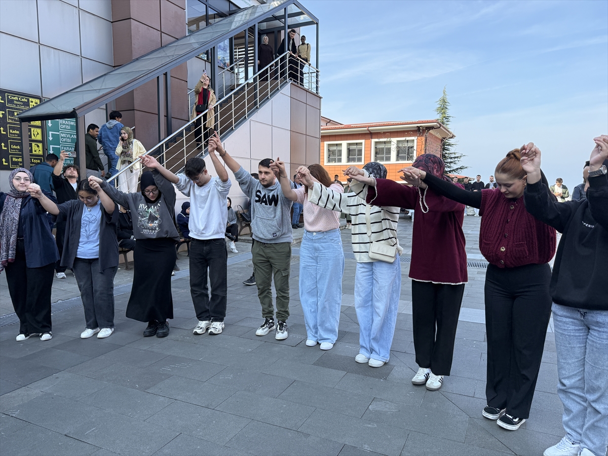 RİZE (AA) – Rize'de Recep Tayyip Erdoğan Üniversitesi öğrencileri, "Vize